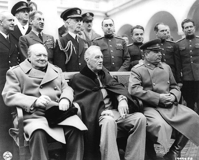 1945년 태평양전쟁 문제를 논의하기 위한 얄타회담에 참석 중인 윈스턴 처칠 영국 총리(앞줄 왼쪽부터), 프랭클린 루스벨트 미국 대통령, 이오시프 스탈린 소련 공산당 서기장