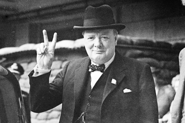 윈스턴 처칠이 승리의 V자를 그려보이고 있다.
