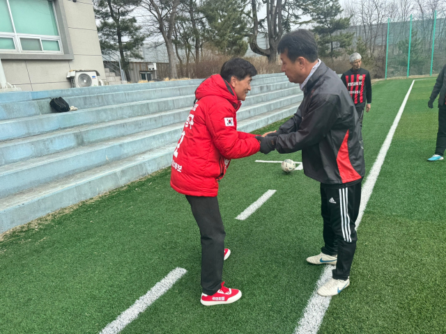 안병구 밀양시장 선거 후보가 밀양시조기축구회를 방문해 지지를 호소하고 있다. 안병구 후보사무실 제공