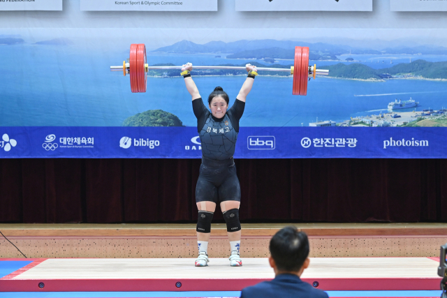 지난해 전국체육대회에 참가한 경북지역 학생 선수가 역도 인상 경기를 펼치고 있다. 경북교육청 제공