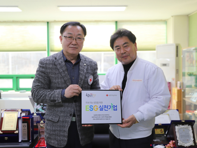 권혁수 ㈜민속한우 대표(사진 오른쪽)가 