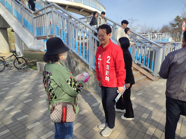 24일 최은석 4·10 총선 후보자(국민의힘)가 유권자와 인사를 나누고 있다. 최은석 후보자 제공