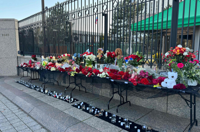 24일(현지시간) 미국 워싱턴 DC 러시아 대사관 앞에 모스크바 공연장 총격 테러로 숨진 희생자들을 추모하는 꽃다발과 촛불이 놓여 있다. 지난 22일 발생한 테러로 지금까지 137명이 숨진 것으로 파악됐다. 연합뉴스