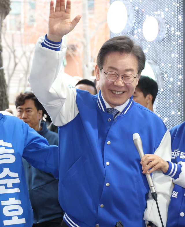 더불어민주당 이재명 상임공동선대위원장이 25일 경남 창원 반송시장을 방문, 이 지역 출마 후보자들과 함께 시민들에게 인사하고 있다. 연합뉴스