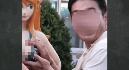 경남 양산시의회의 한 남성 의원이 의회 여직원을 상습 성추행한 의혹으로 물의를 빚은 가운데 해당 의원이 의정 활동 중 여성 조형물의 신체부위를 만지는 사진을 찍은 뒤 이를 의회 단체 대화방에 공유한 사실이 드러났다. JTBC