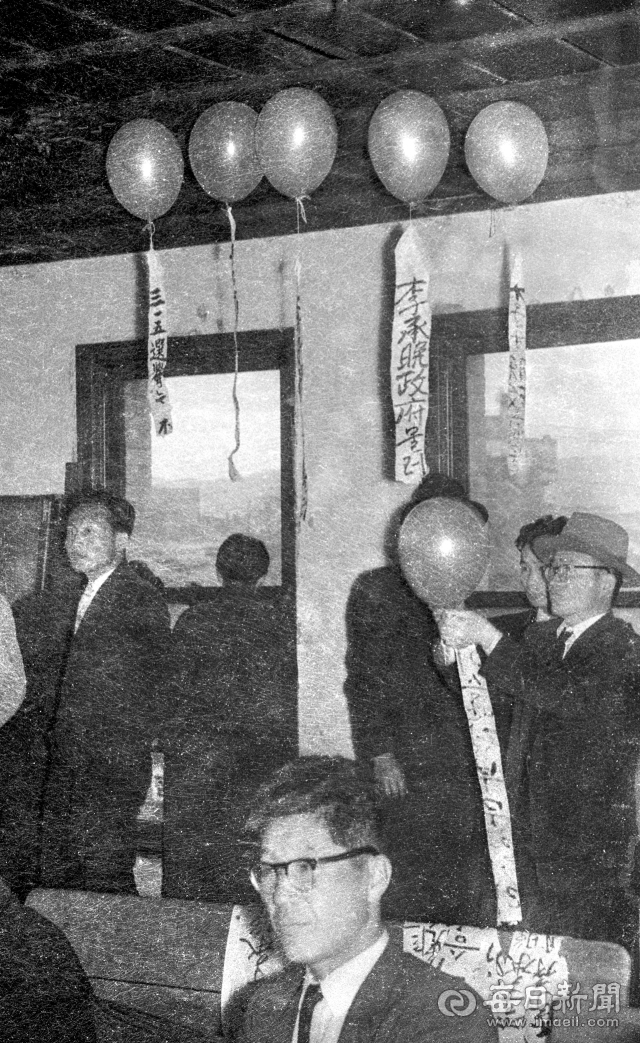 김주열 군 시신이 발견된 1960년 4월 11일 오후 대구 대안동 민주당 경북도당부에서 당원들이 '이승만 정부 물러가라'고 쓴 종이를 풍선에 매달고 있다. 사진=매일아카이빙센터