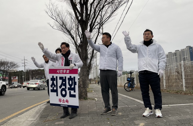 대구경북(TK) 최대 격전지인 경북 경산 선거구에 출마한 4선 출신 최경환 무소속 후보가 25일 경산 중산동 펜타힐즈 삼거리에서 아침 출근 인사를 하고 있다. 최경환 후보 페이스북