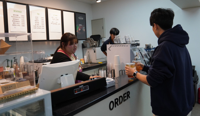 25일 계명문화대에서 운영 중인 이팝청춘 카페에 학생들이 음료를 판매하고 있다. 계명문화대 제공