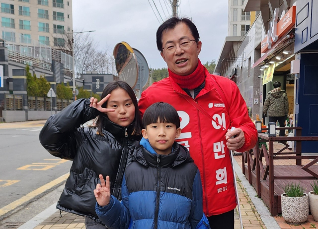 동부동 거리에서 아이들과 함께한 이만희 후보. 이만희 후보 제공