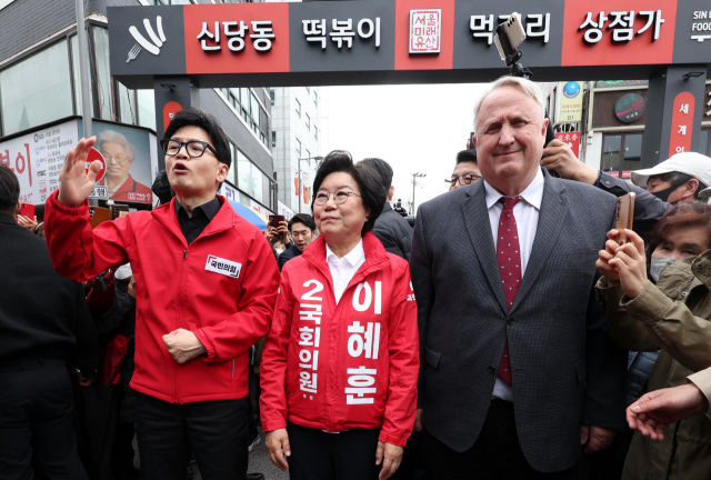 국민의힘 한동훈 총괄선거대책위원장 겸 비상대책위원장과 국민의미래 인요한 선거대책위원장이 25일 서울 신당동 떡볶이타운 거리에서 중구성동구을 이혜훈 후보와 거리 인사를 하고 있다. 연합뉴스