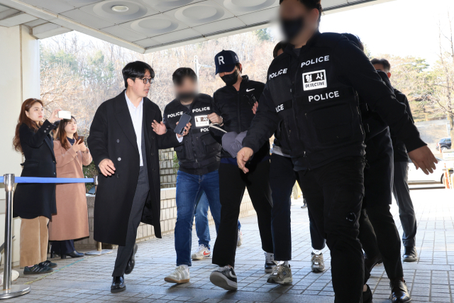 마약류관리법 위반 등 혐의를 받는 국가대표 출신 전 프로야구 선수 오재원이 21일 오후 서초구 서울중앙지방법원에서 열린 구속 전 피의자 심문(영장실질심사)에 출석하고 있다. 연합뉴스