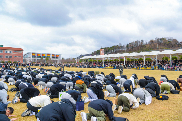 코로나19 여파로 2020년 2월 중단됐던 해병대 신병 대면 입영행사가 4년 1개월 만인 25일 해병대 교육훈련단에서 신병 , 가족, 지인 등 5천여 명이 참석한 가운데 열리고 있다. 해병대 교육훈련단 제공.