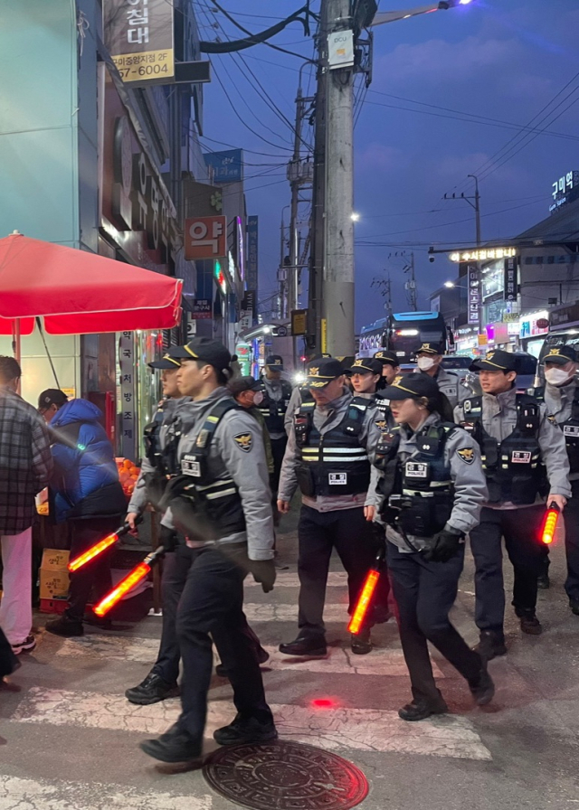 경북경찰청 기동순찰대는 지난 19일 구미경찰서, 구미 자율방범대 대원 등과 함 구미시 새마을 중앙시장을 합동 순찰했다. 경북경찰청 제공