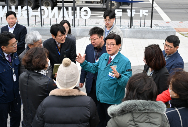 정종복 기장군수가 25일 오전 군청 앞 광장에서 집회 중인 입주예정자들을 만나 현장면담을 진행하고 있다. [사진=기장군]