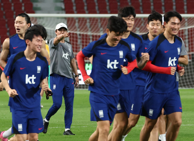 한국 축구대표팀 황선홍 임시 감독이 25일 태국 방콕 라자망갈라 스타디움에서 태국과 2026 북중미 월드컵 아시아 지역 2차 예선 C조 4차전 경기를 앞두고 훈련을 지도하고 있다. 연합뉴스