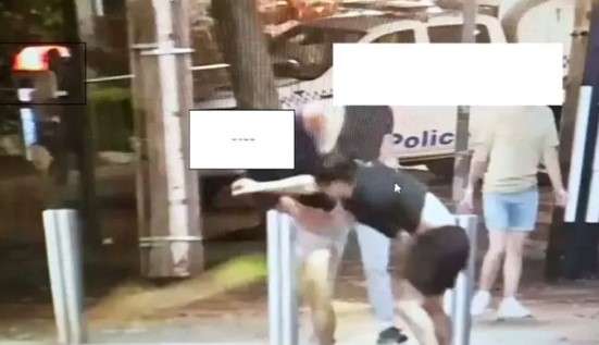 호주 시드니에서 20대 한국인 남성이 백인 남성 3명에게 인종차별로 집단 폭행을 당한 일이 벌어졌다. JTBC 보도화면 캡처
