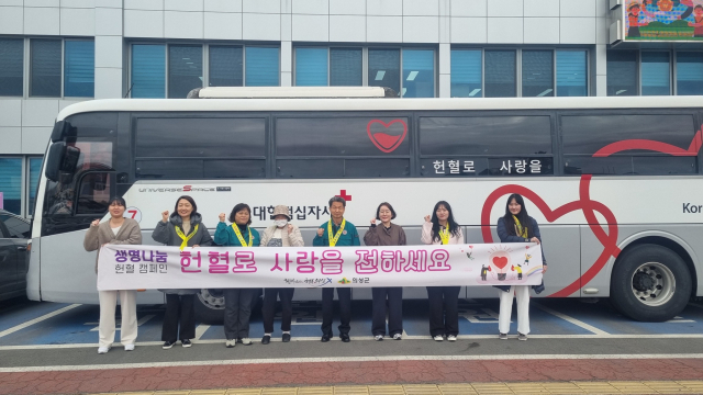 의성군은 25일 군청 앞에서 전 직원과 유관기관, 주민 등이 참여하는 단체 헌혈 행사를 열었다. 의성군 제공.