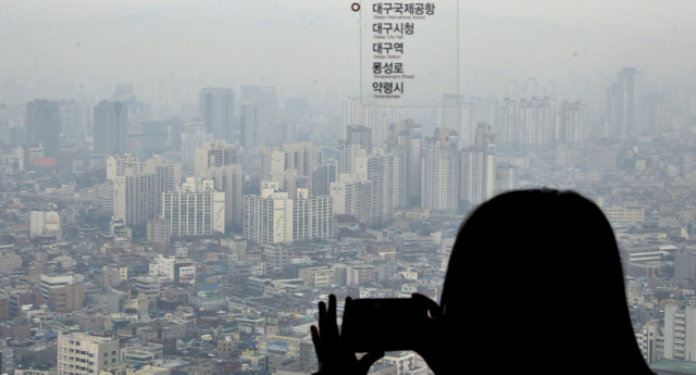 지난 1월 대구 이월드 83타워에서 한 시민이 중구 방향으로 사진을 찍고 있다. 매일신문 DB