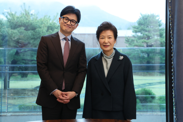 국민의힘 한동훈 비상대책위원장이 26일 대구 박근혜 전 대통령 사저에서 박 전 대통령과 기념 촬영을 하고 있다. 연합뉴스