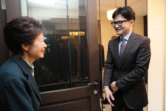 국민의힘 한동훈 비상대책위원장이 26일 대구 박근혜 전 대통령 사저에서 박 전 대통령과 인사를 나누고 있다. 연합뉴스