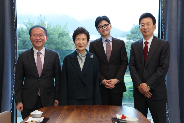 국민의힘 한동훈 비상대책위원장이 26일 대구 박근혜 전 대통령 사저에서 박 전 대통령과 기념 촬영을 하고 있다. 왼쪽부터 윤재옥 원내대표, 박 전 대통령, 한 위원장, 유영하 변호사. 연합뉴스