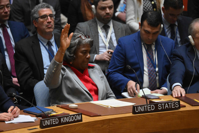 유엔 안보리는 25일(현지시간) 공식회의를 열고 6개월째 전쟁중인 가자지구에 대해 '즉각적인 휴전'을 촉구하는 결의를 채택했다. 린다 토머스 그린필드 미국 유엔대사가 휴전 결의 투표에서 기권표 행사를 하는 모습. AFP 연합뉴스