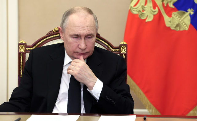 블라디미르 푸틴 러시아 대통령은 25일(현지시간) 크로커스 시티홀 공연장 테러 대책 회의를 주재했다. 그는 이날 우크라이나가 테러 배후에 있다는 의혹을 재차 제기했다. EPA 연합뉴스