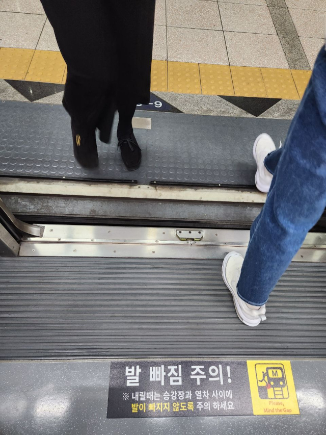 대구도시철도에 설치된 승강장안전문 안전발판. 대구교통공사 제공