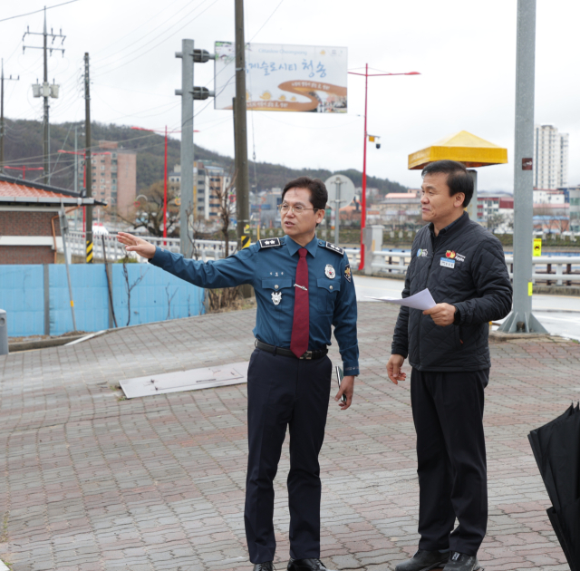 김철문 경북경찰청장이 26일 경북 청송군 청송읍 청송재래시 앞 교통안전시설 개선사업 현장을 살펴보고 있다. 경북경찰청 제공.