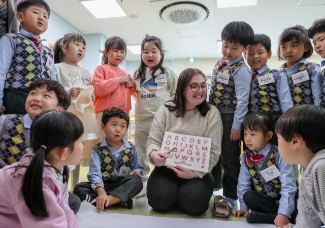 의성군은 지난 19일부터 지역 내 어린이집 13곳에서 '원어민 영어교실' 운영을 시작했다. 의성군 제공.