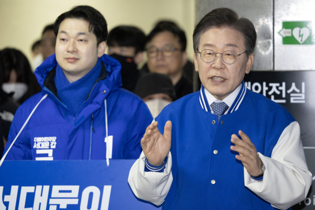 더불어민주당 이재명 대표가 26일 서대문구 아현역에서 김동아 후보와 시민들에게 인사하고 있다. 연합뉴스