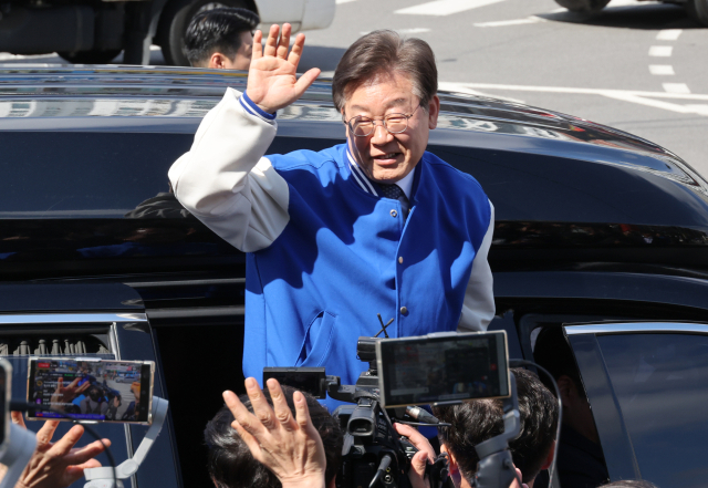 더불어민주당 이재명 대표가 26일 동작구 흑석동에서 시민들에게 인사하고 있다. 연합뉴스