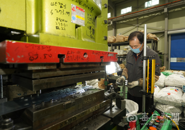 26일 대구 북구 노원동 3공단 내 한 제조공장에서 작업자들이 부품을 선별하고 있다. 안성완 기자 asw0727@imaeil.com