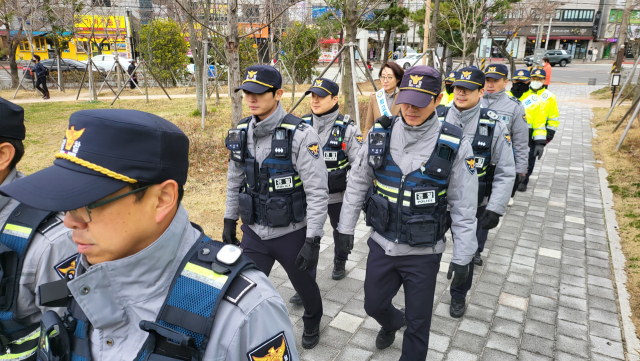 26일 포항남부경찰서 소속 학교전담경찰관과 기동순찰대가 청소년 일탈 방지를 위한 합동순찰을 돌고 있다. 포항남부경찰서 제공.