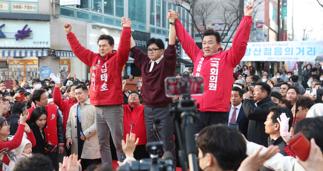 국민의힘 한동훈 비상대책위원장이 26일 오후 경남 양산시 양산남부시장을 찾아 같은 당 김태호, 윤영석 후보 지지를 호소하고 있다. 연합뉴스