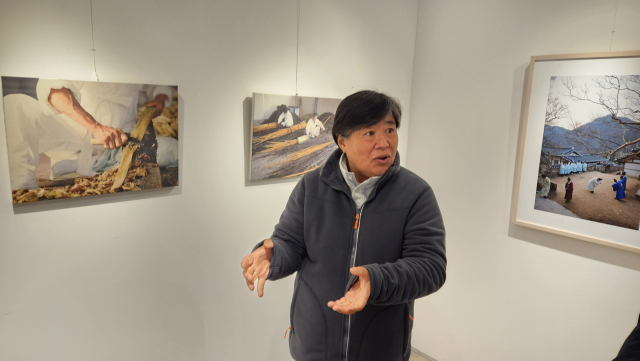 이동춘 작가가 지난 26일 문경 갤러리 소창다명에서 자신의 작품에 대해 설명하고 있다. 고도현 기자