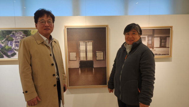 현한근 소창다명 관장(전 문경문화원장.왼쪽)과 이동춘 작가. 고도현 기자
