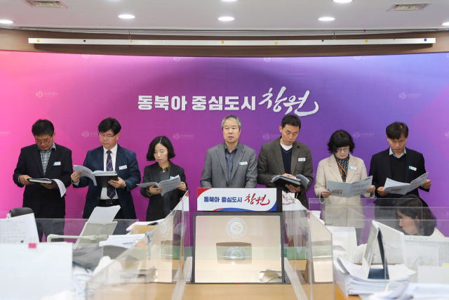 이종덕 창원시 상수도사업소장(가운데)이 26일 창원시청 프레스센터에서 안정적인 수돗물 공급과 관련한 정례브리핑을 하고 있다. [사진=창원시]