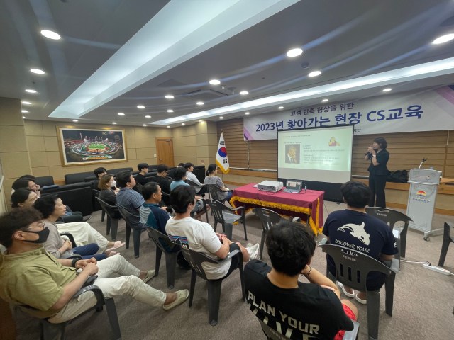 김천시시설관리공단이 행안부 주관 고객만족도 조사에서 경북도내 시설관리공단 중 1위를 차지했다. 사진은 김천시시설관리공단 직원들이 CS교육(고객서비스, 고객만족)을 맏고 있는 모습. 김천시시설관리공단 제공