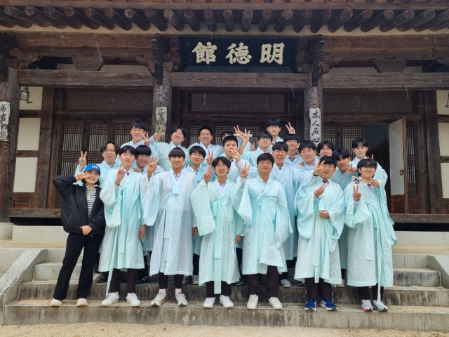 영주 대영고 1학년 학생들이 선비촌에서 한복을 입고 선비문화프로그램에 참여했다. 대영고 제공