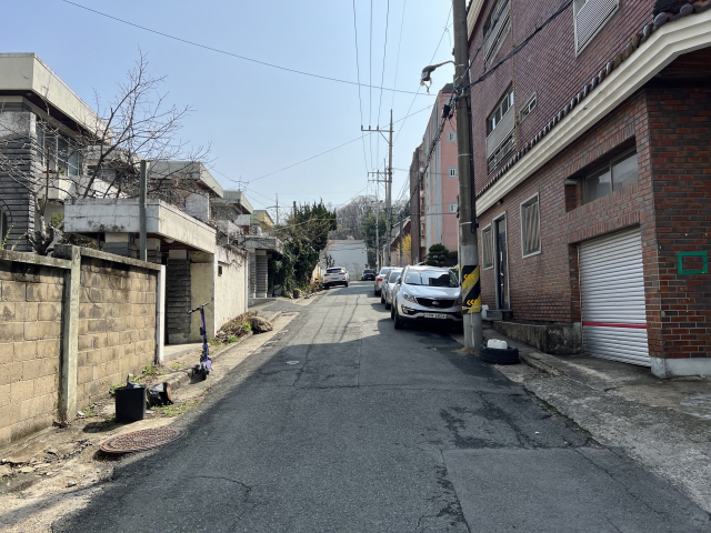 한국자산관리공사 압류재산 매각 공고에 등록된 대구 수성구 범어동 대구여자고등학교 인근 골목길. 구민수 기자