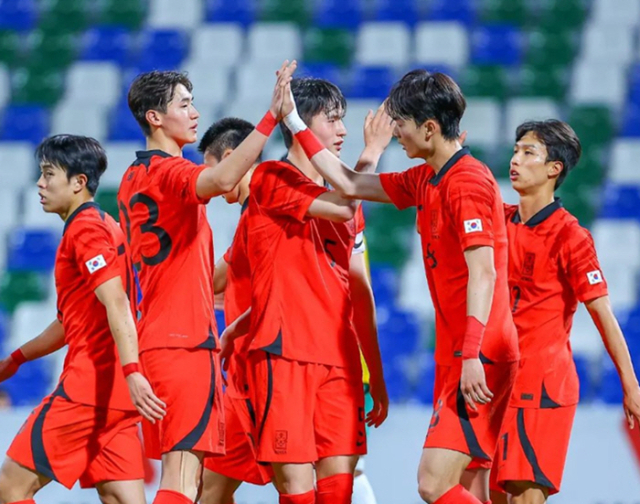 대한민국 올림픽대표팀 선수들이 호주와의 WAFF U-23 챔피언십 결승전에서 2대 1로 앞서가는 골을 넣은 뒤 기뻐하고 있다. 대한축구협회 제공