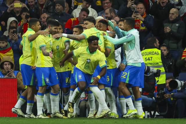 브라질의 엔드릭(가운데 21번)이 27일 스페인 마드리드의 산티아고 베르나베우에서 열린 친선 경기에 출전해 스페인을 상대로 동점골을 넣은 뒤 동료들과 함께 기뻐하고 있다. 연합뉴스