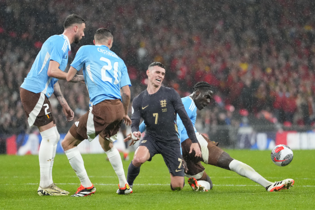 잉글랜드의 필 포든(7번)이 27일 영국 런던의 웸블리 스타디움에서 열린 친선 경기에 출전해 벨기에의 아마두 오나나(오른쪽)과 공을 다투고 있다. 연합뉴스