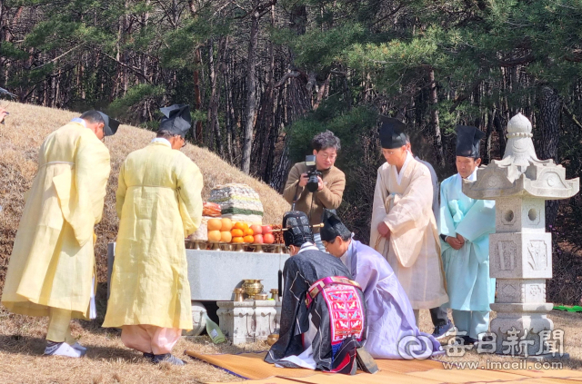 영천 오천 정씨 문중 인사들이 정의번 시총 앞에서 경북도 문화재 지정을 고하는 제를 올리고 있다. 강선일기자