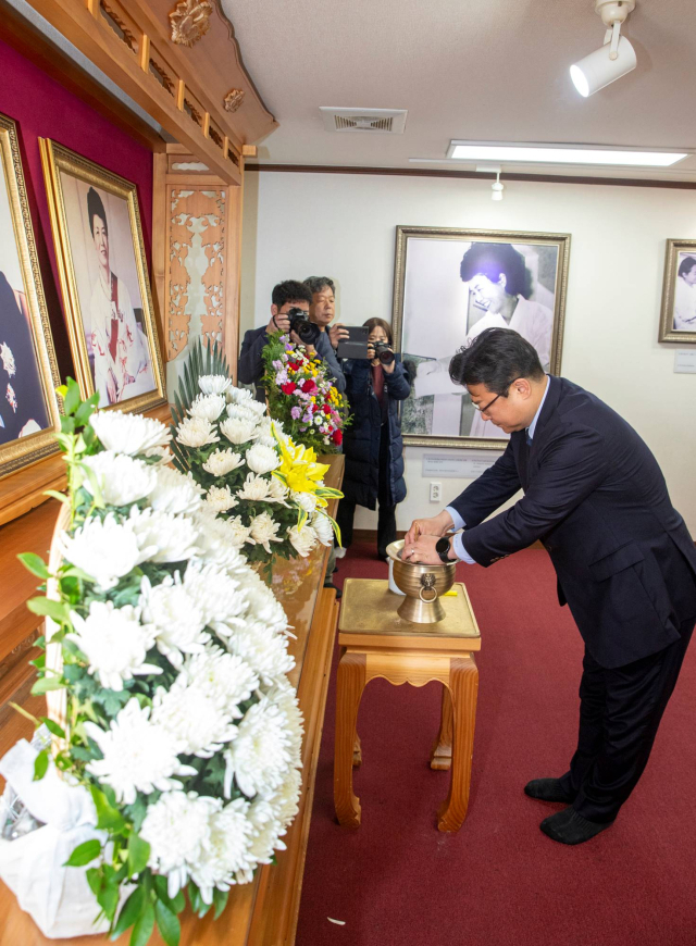 강명구 4·10 총선 후보(구미을·국민의힘)는 27일 선산 충혼탑과 박정희 대통령 생가를 방문하고 총선 승리를 다짐했다. 강명구 후보 제공