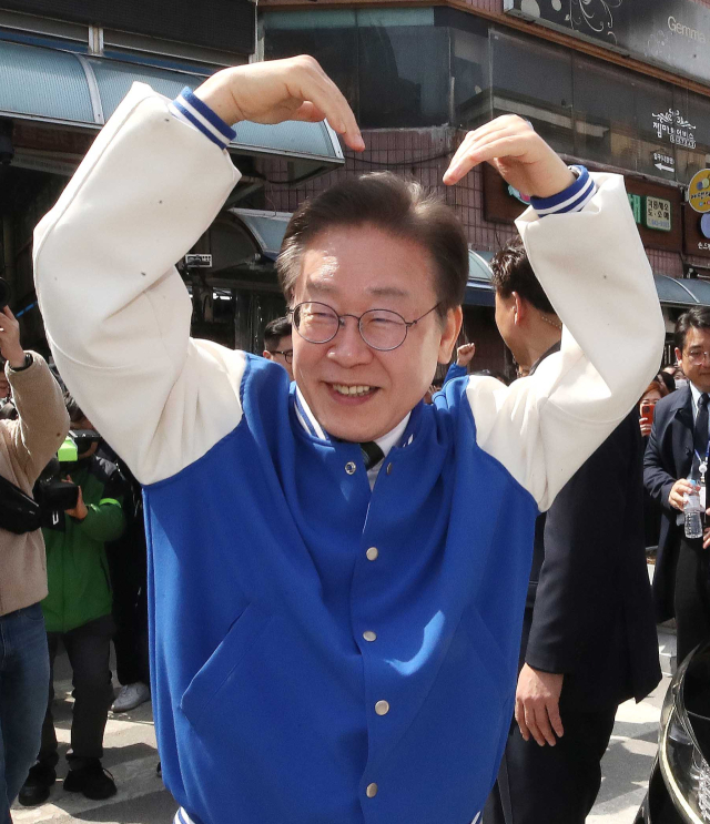 더불어민주당 이재명 대표가 27일 충북 제천시 동문시장을 방문해 시민들에게 하트 인사를 하고 있다. 연합뉴스