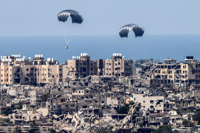 26일(현지시간) 팔레스타인 가자지구 남부에 인도주의 구호품이 공중 투하되고 있다. AFP 연합뉴스