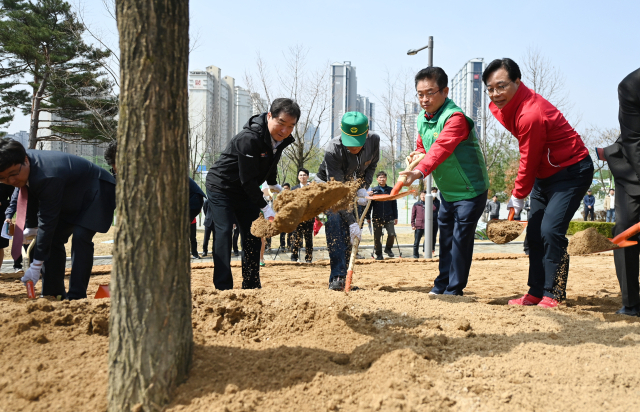 경상북도는 제79회 식목일(4월 5일)을 앞두고 27일 김천시 율곡동 안산공원에서 나무 심기 행사를 개최했다. 이날 봉사단체 