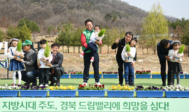 경상북도는 제79회 식목일(4월 5일)을 앞두고 27일 김천시 율곡동 안산공원에서 나무 심기 행사를 개최했다. 이날 봉사단체